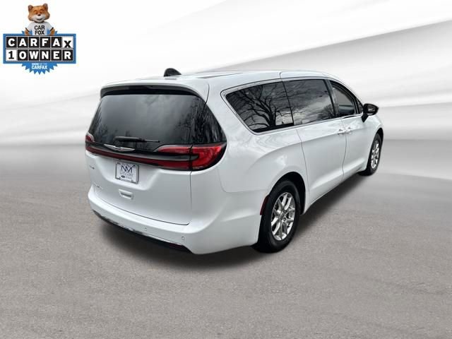 Used 2024 Chrysler Pacifica Touring-L image 7
