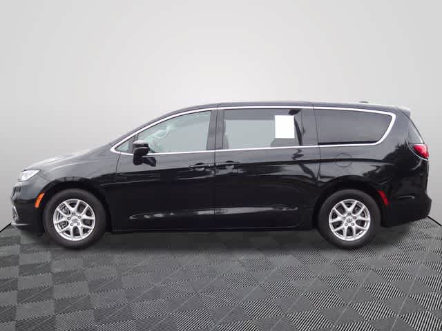 Used 2023 Chrysler Pacifica Touring-L FWD image 2
