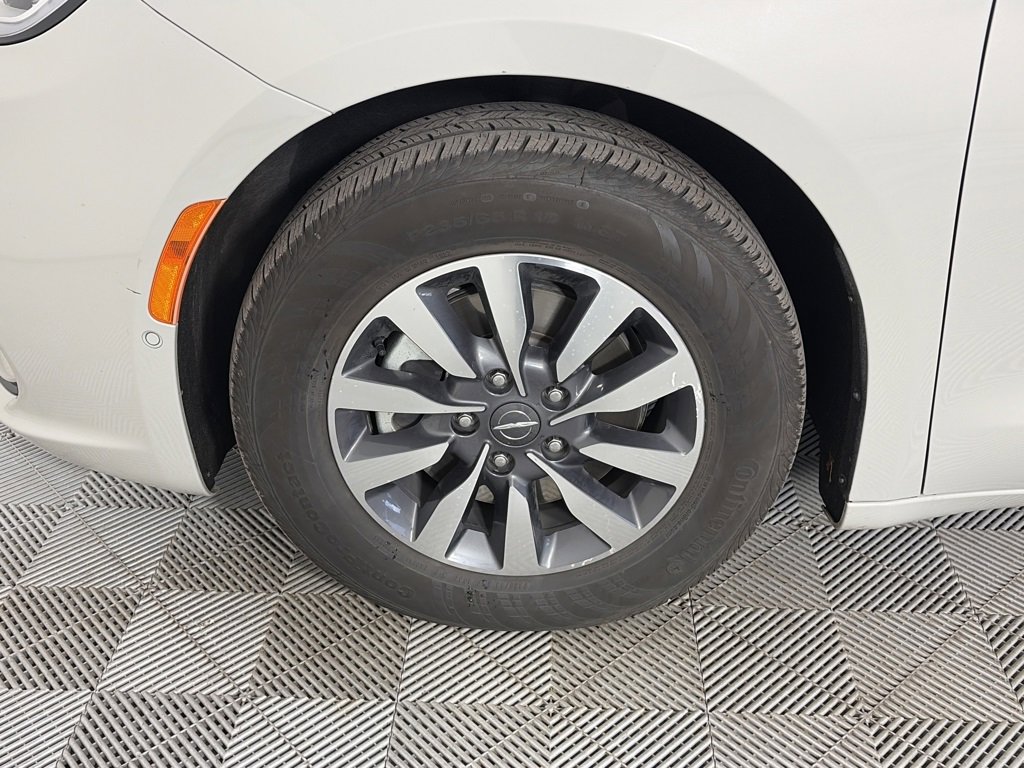 Used 2021 Chrysler Pacifica Touring-L image 8