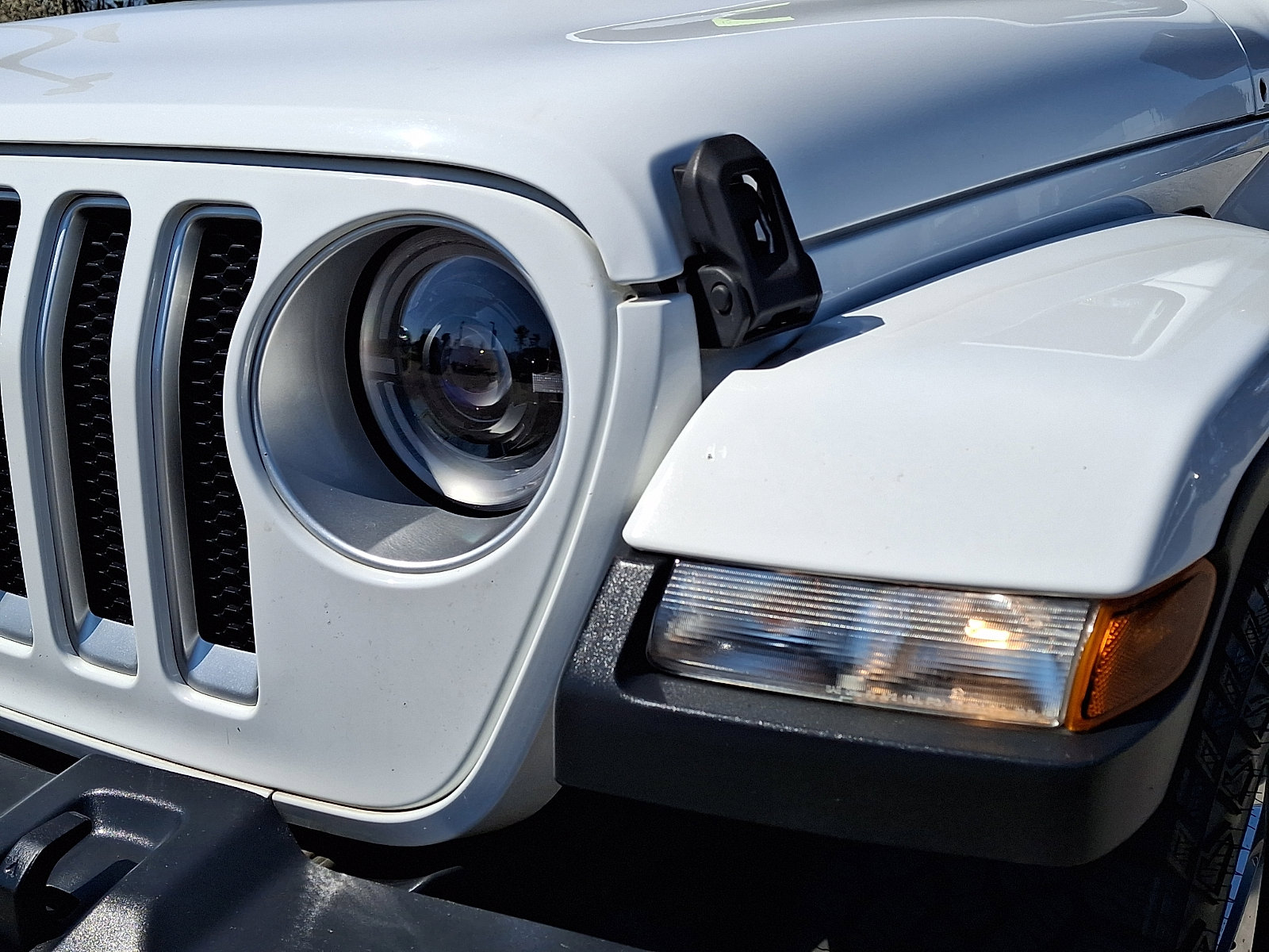 Used 2018 Jeep Wrangler Unlimited Sahara w/ Cold Weather Group image 12