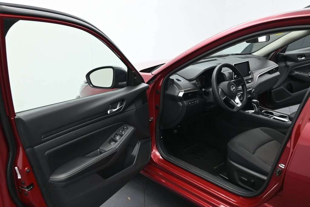 Used 2024 Nissan Altima 2.5 SV FWD image 12
