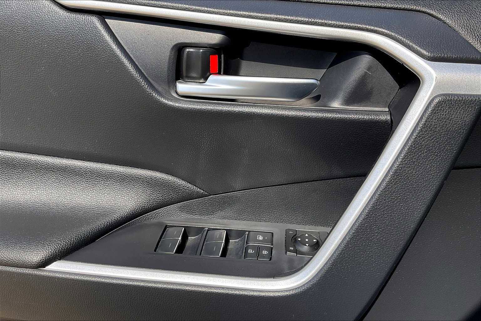 Used 2024 Toyota RAV4 SE image 23