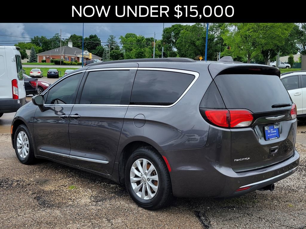 Used 2017 Chrysler Pacifica Touring-L FWD image 3