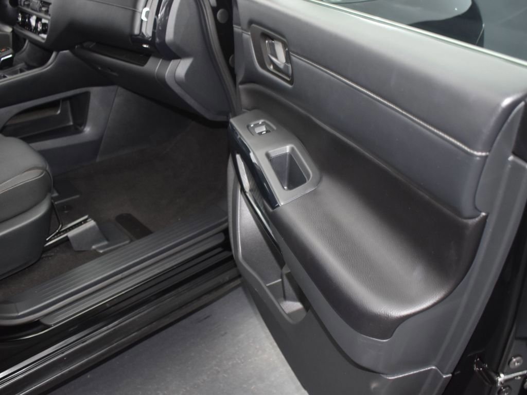 Used 2024 Nissan Pathfinder S image 18