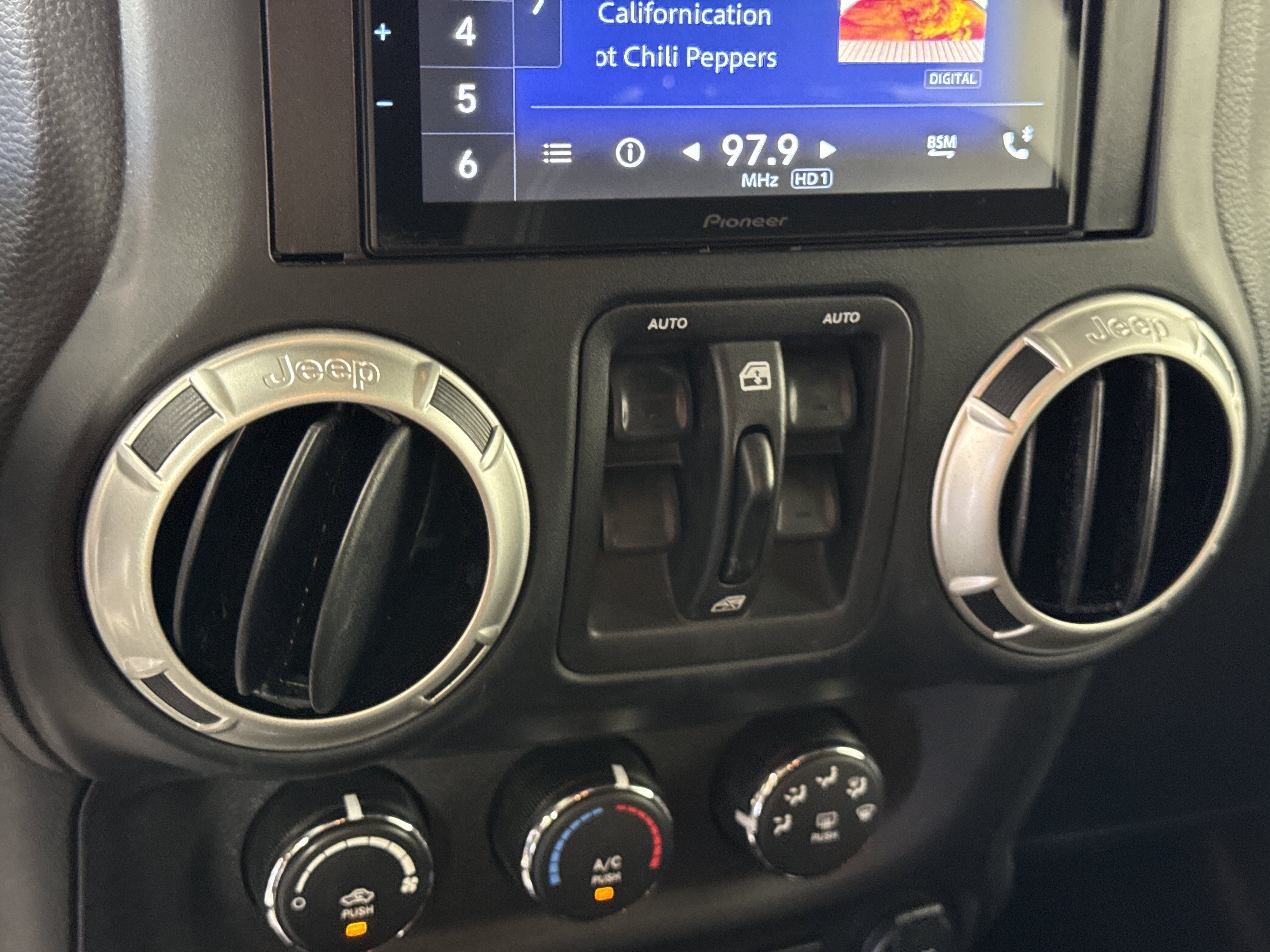 Used 2017 Jeep Wrangler Unlimited Sahara w/ Connectivity Group AWD/4WD image 14