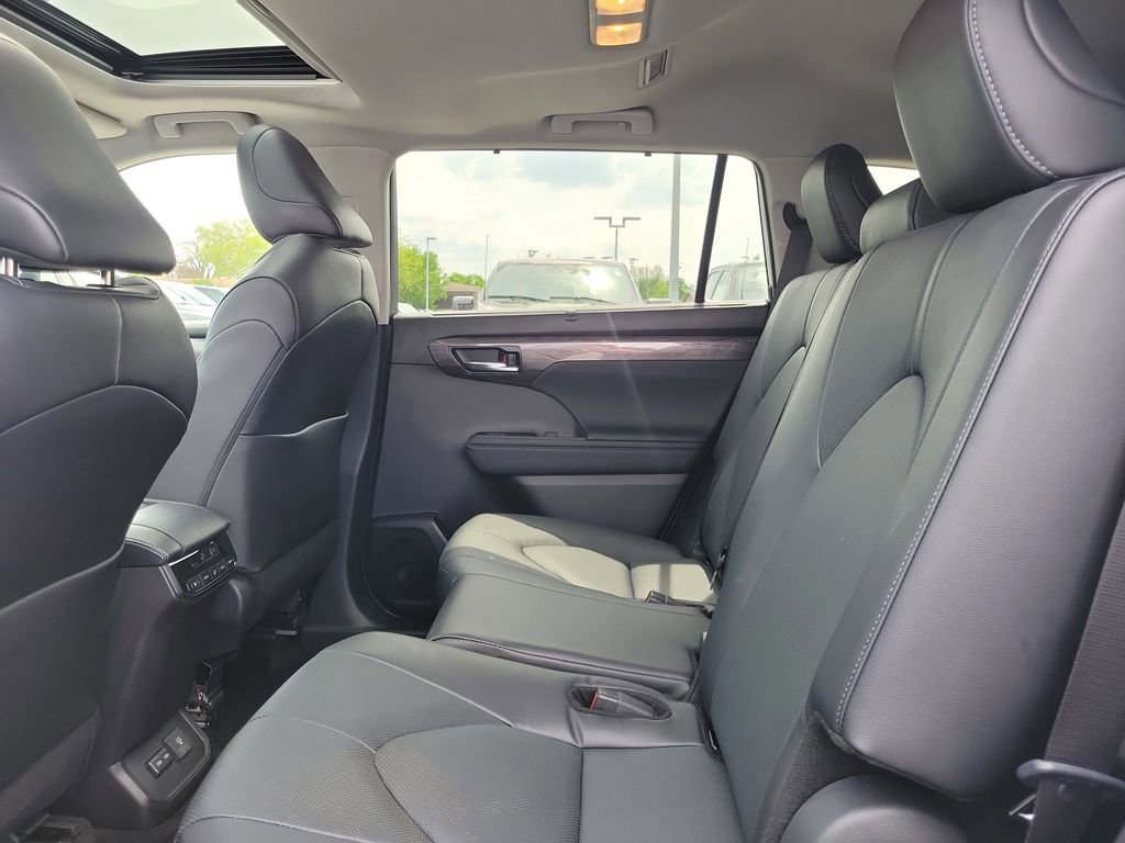 Used 2024 Toyota Highlander Limited AWD/4WD image 14