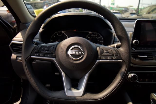 Used 2025 Nissan Altima 2.5 SV FWD image 14
