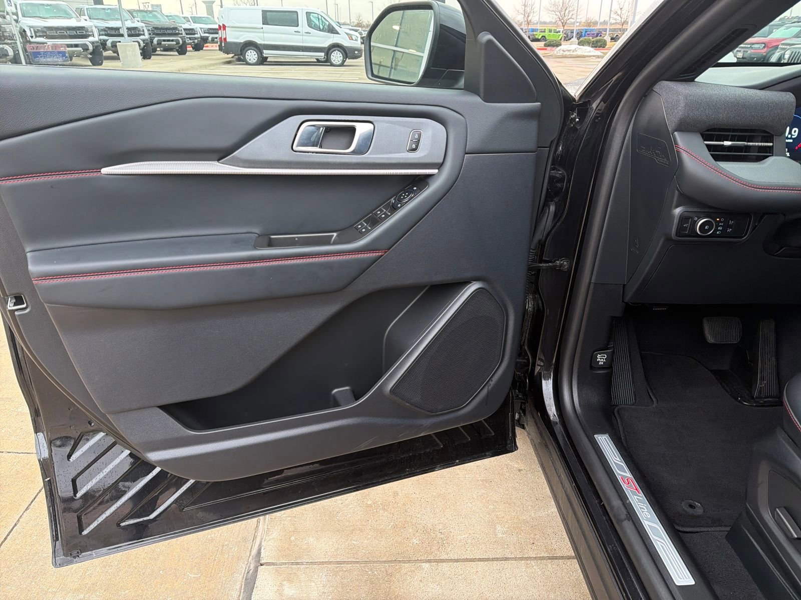 Certified 2025 Ford Explorer ST-Line image 18