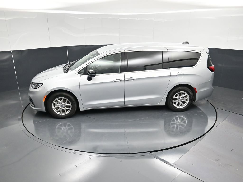 Used 2024 Chrysler Pacifica Touring-L image 42