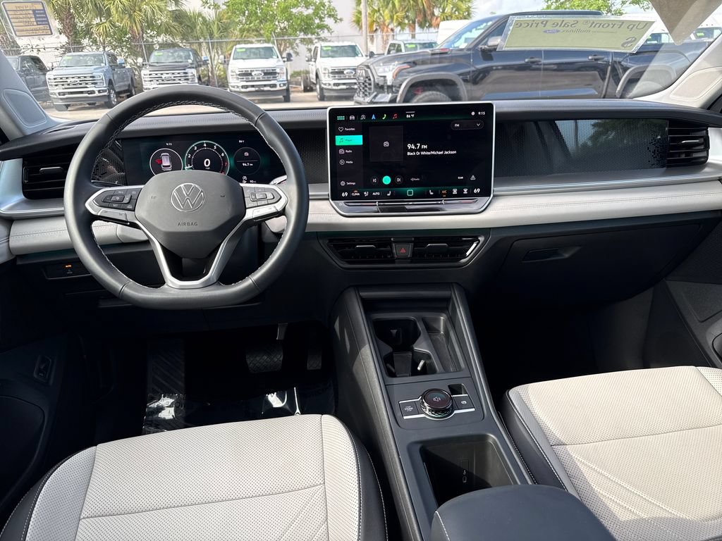 Used 2025 Volkswagen Tiguan SE FWD image 5