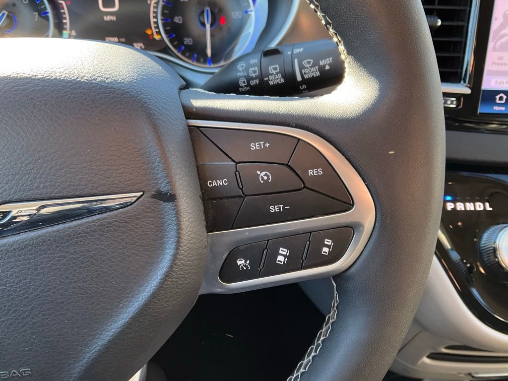 Used 2024 Chrysler Pacifica Touring-L image 16