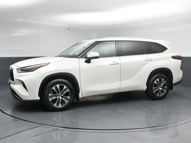 Used 2021 Toyota Highlander XLE AWD/4WD image 4