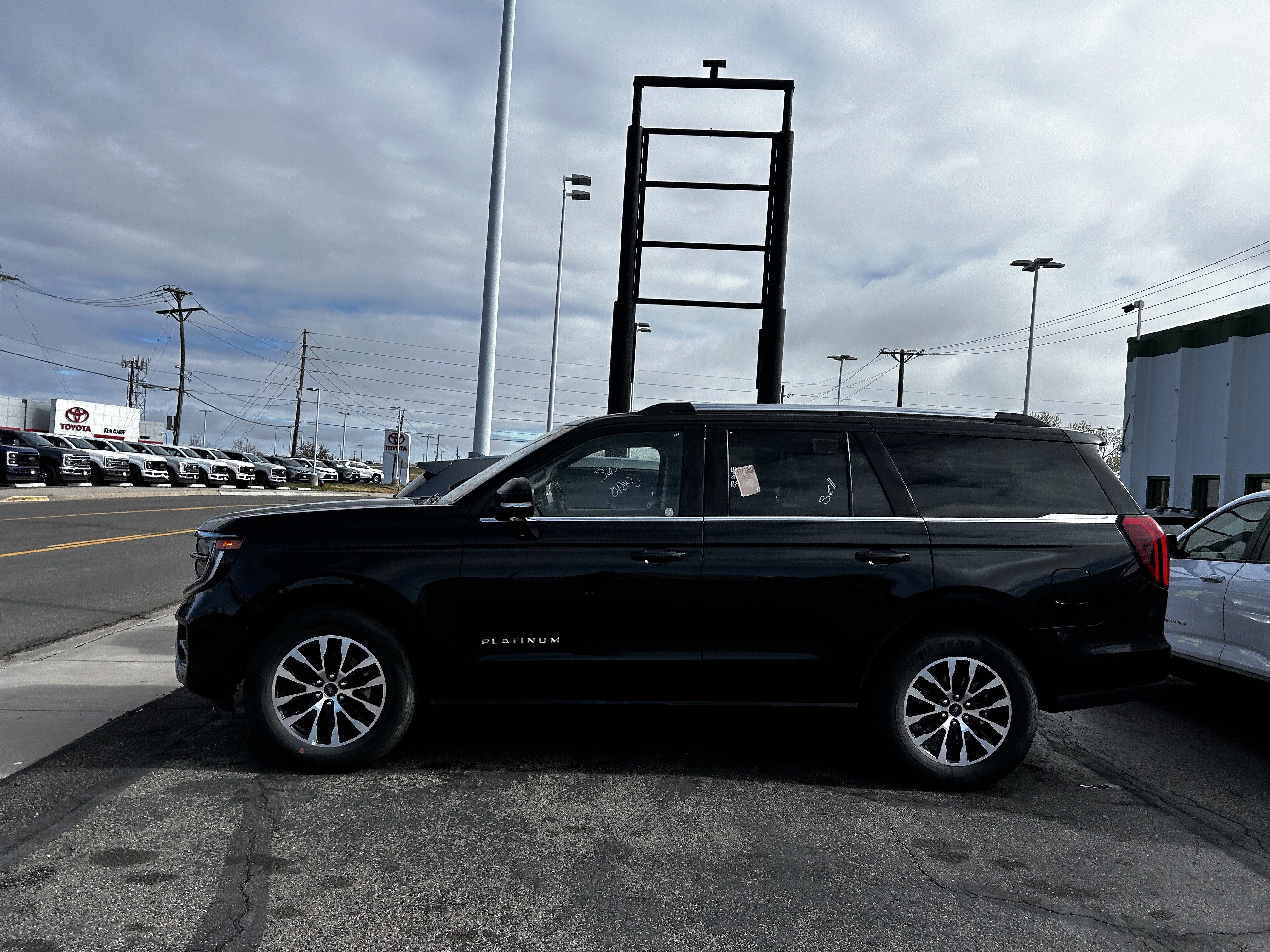 Certified 2025 Ford Expedition Platinum AWD/4WD image 3