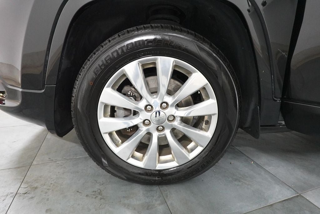 Used 2017 Jeep Cherokee Overland AWD/4WD image 36