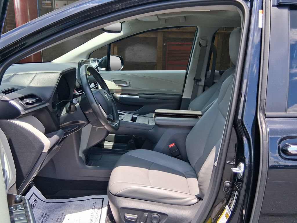Used 2023 Toyota Sienna XLE FWD image 15