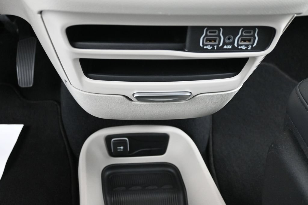 Used 2024 Chrysler Pacifica Touring-L FWD image 13