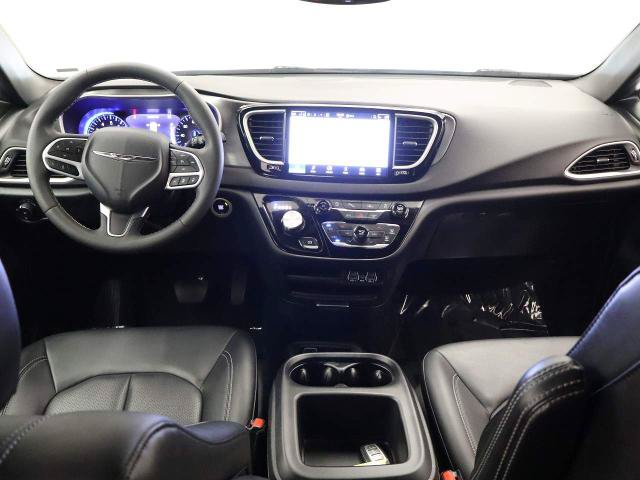 Used 2025 Chrysler Pacifica Select FWD image 13