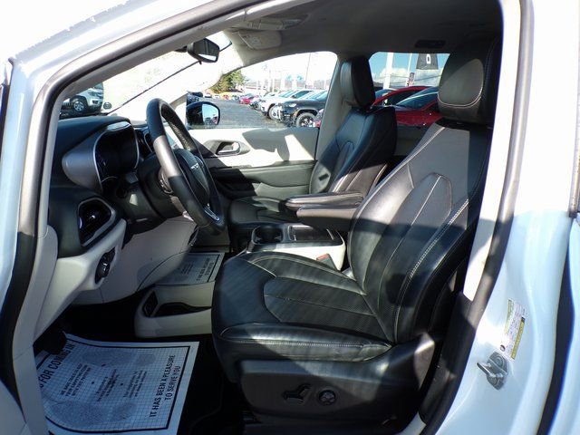 Used 2024 Chrysler Pacifica Touring-L FWD image 16