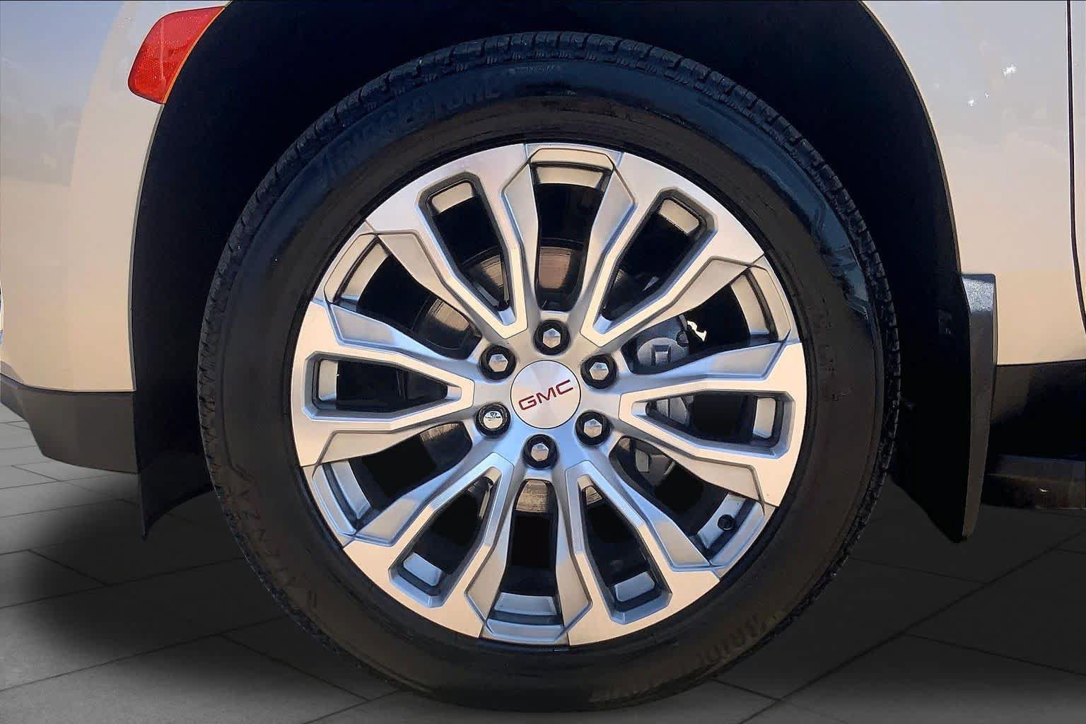 Used 2023 GMC Yukon XL Denali AWD/4WD image 11