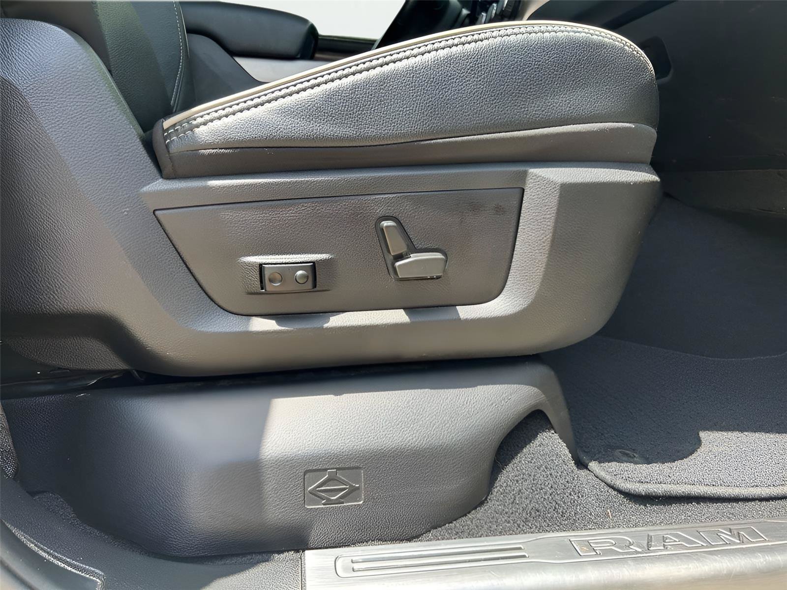 Used 2022 RAM 3500 Laramie AWD/4WD image 14