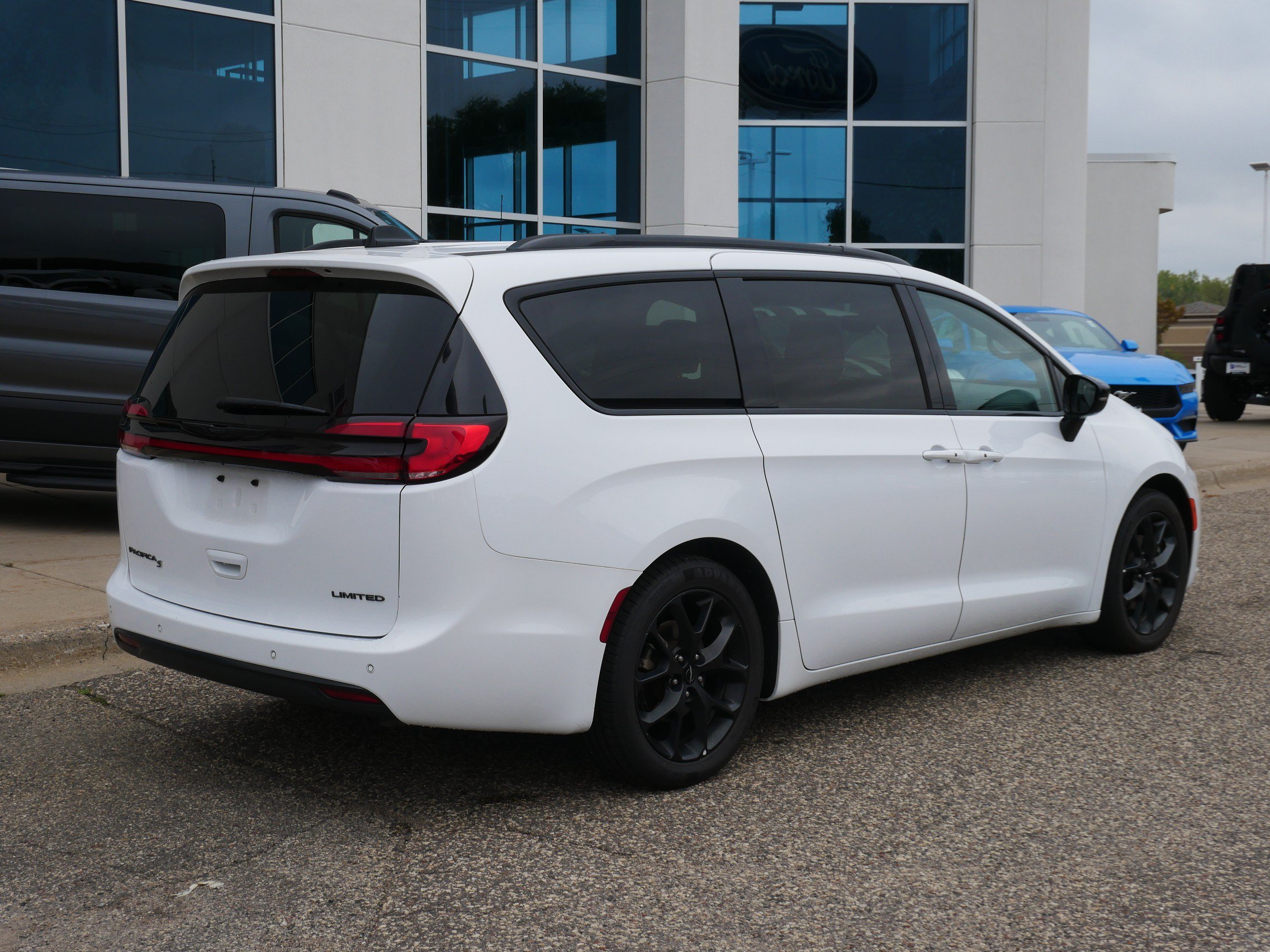 Used 2025 Chrysler Pacifica Limited FWD image 3