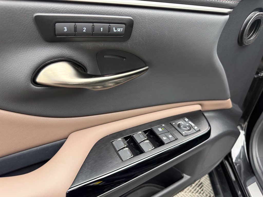 Used 2025 Lexus ES 350 w/ Premium Package FWD image 19