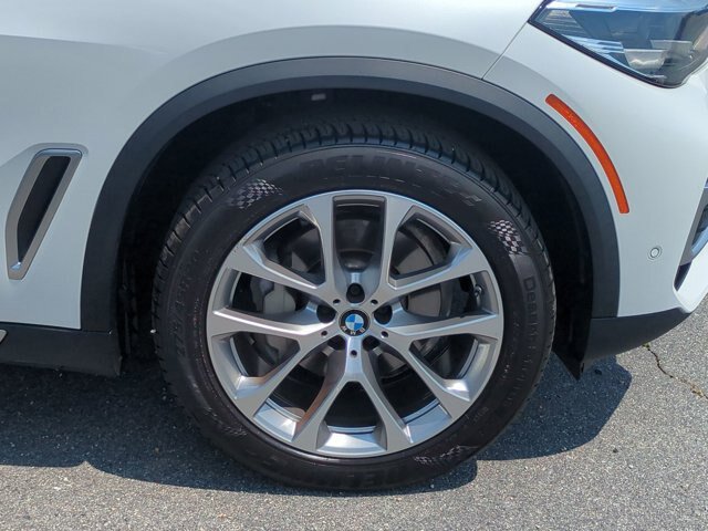 Used 2022 BMW X5 xDrive40i w/ Parking Assistance Package AWD/4WD image 11