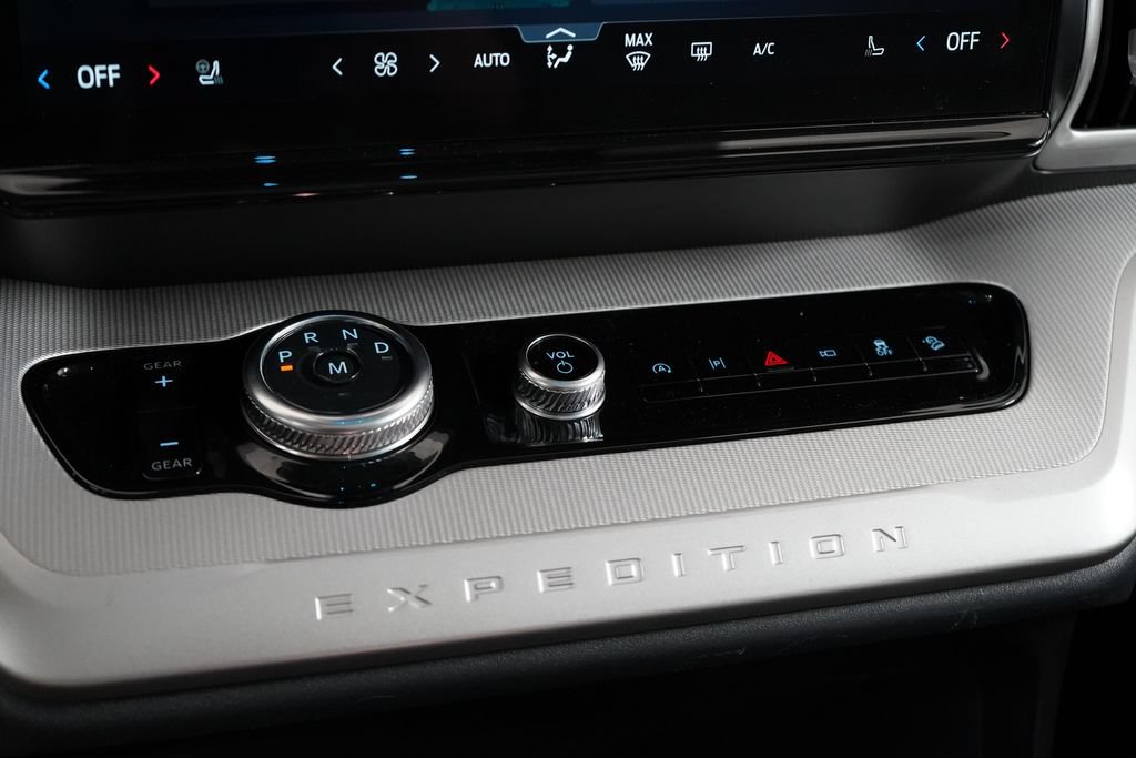 Certified 2025 Ford Expedition Active AWD/4WD image 18
