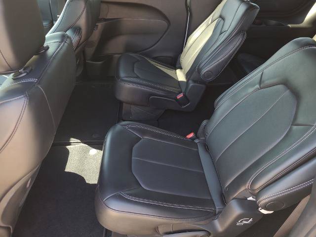 Used 2025 Chrysler Pacifica Select FWD image 16
