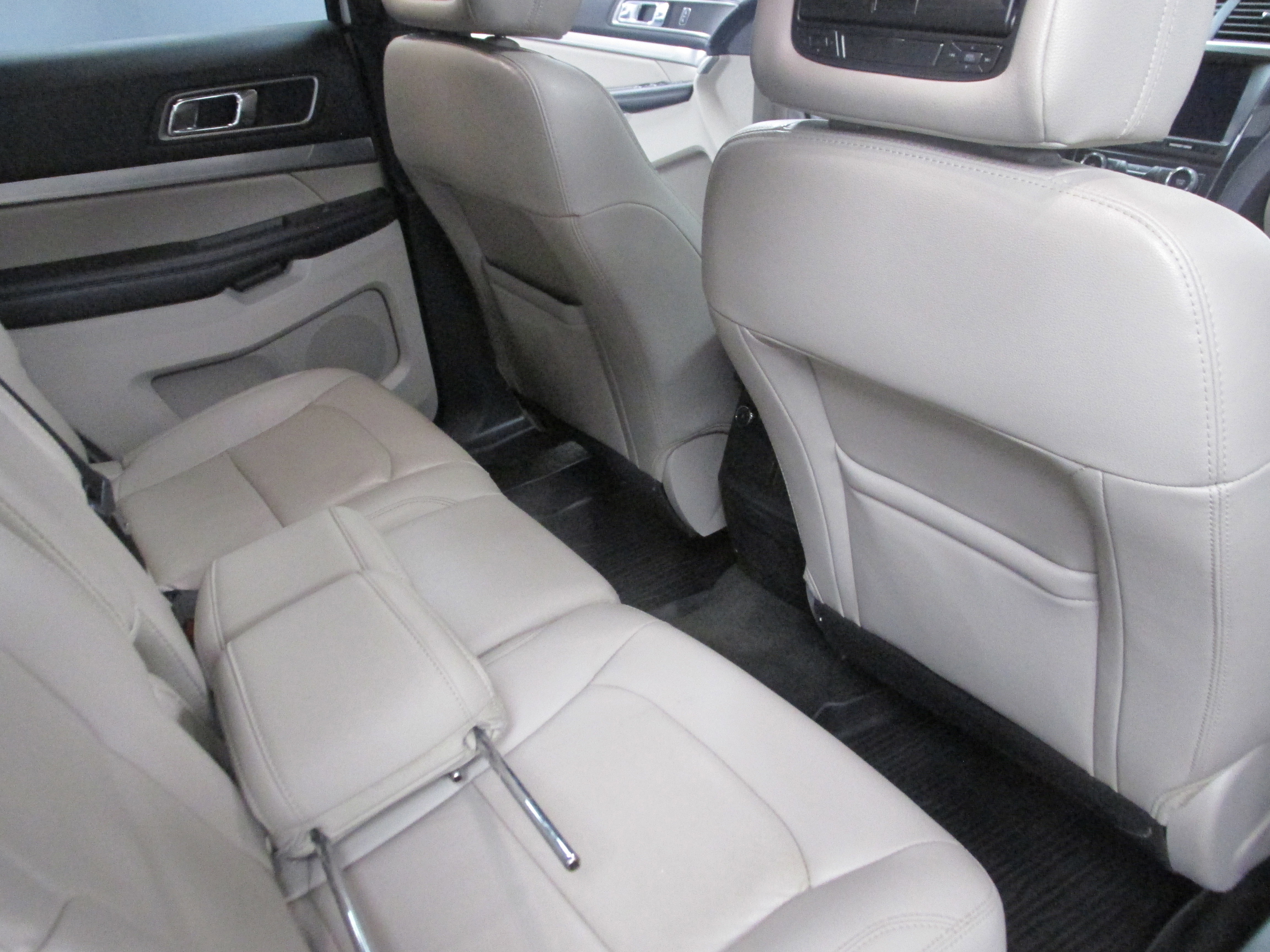 Certified 2018 Ford Explorer XLT w/ Equipment Group 202A image 29