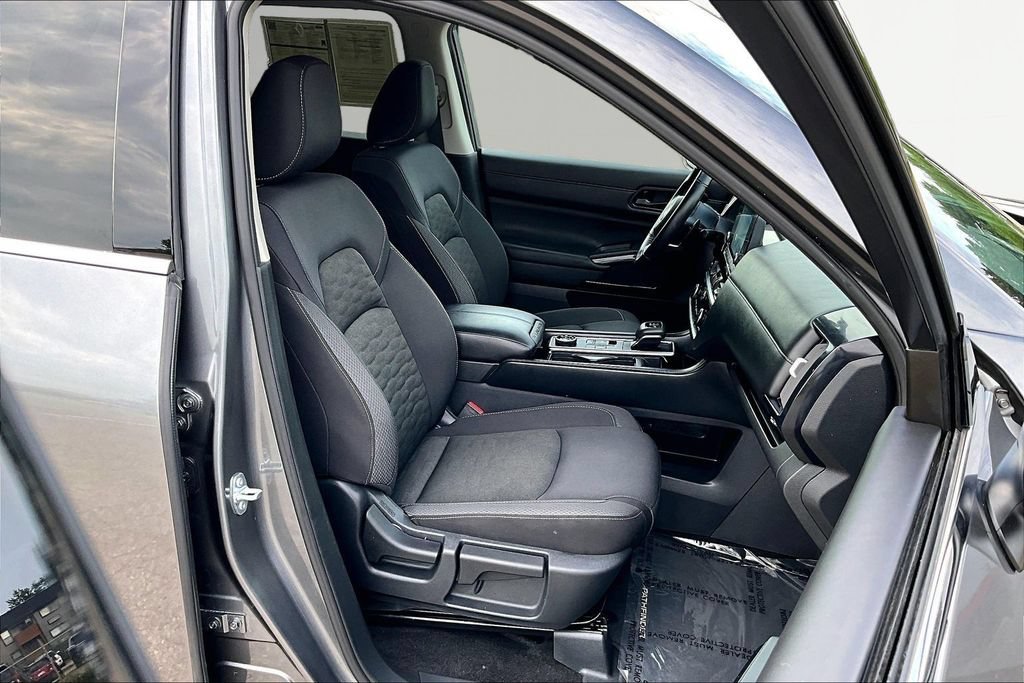 Used 2025 Nissan Pathfinder SV AWD/4WD image 7