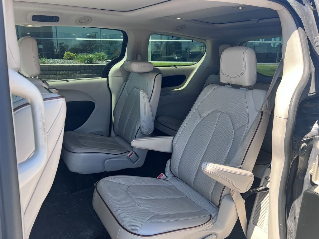 Used 2017 Chrysler Pacifica Limited w/ UConnect Theater Package FWD image 13