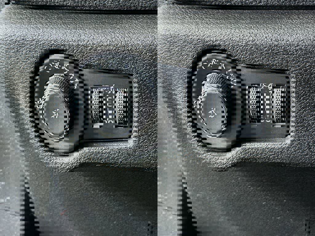 Used 2022 Chrysler Pacifica Limited w/ Uconnect Theater Family Group image 26