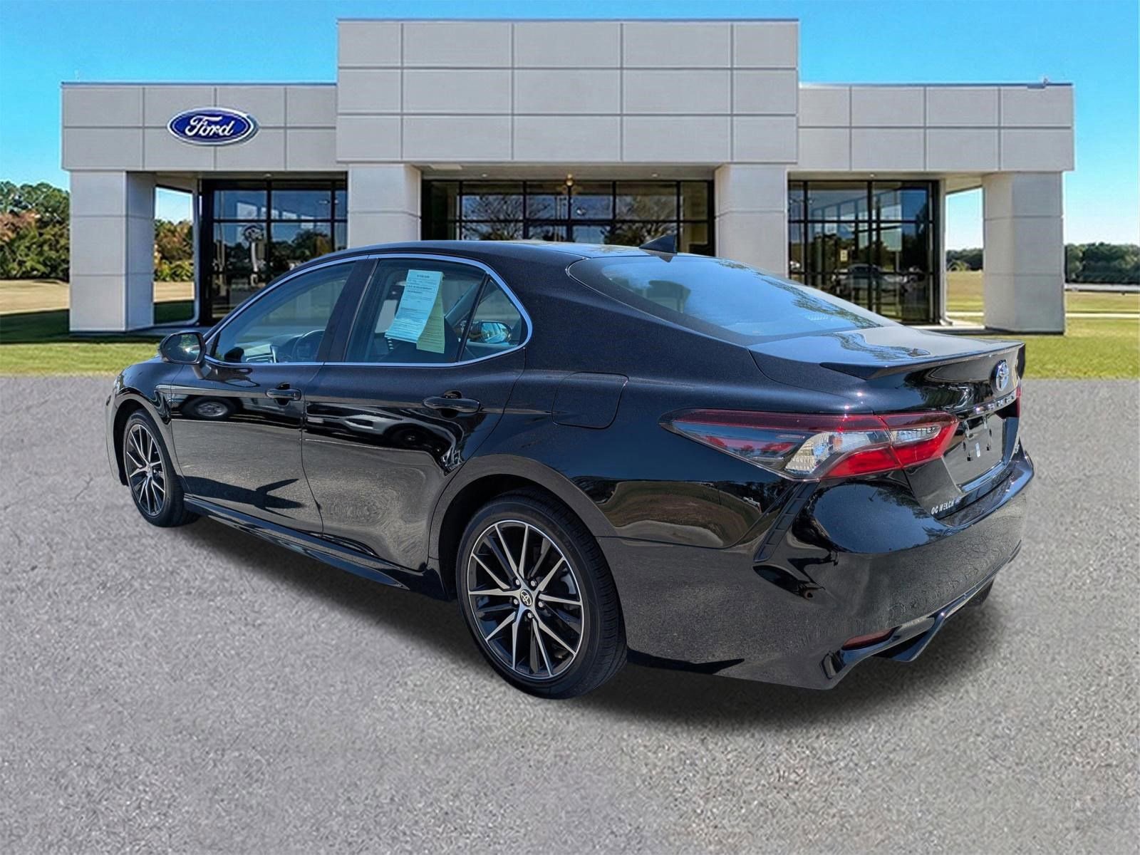 Used 2024 Toyota Camry SE w/ Convenience Package FWD image 2