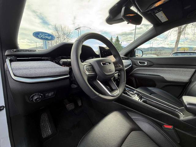 Used 2024 Jeep Compass Latitude AWD/4WD image 11