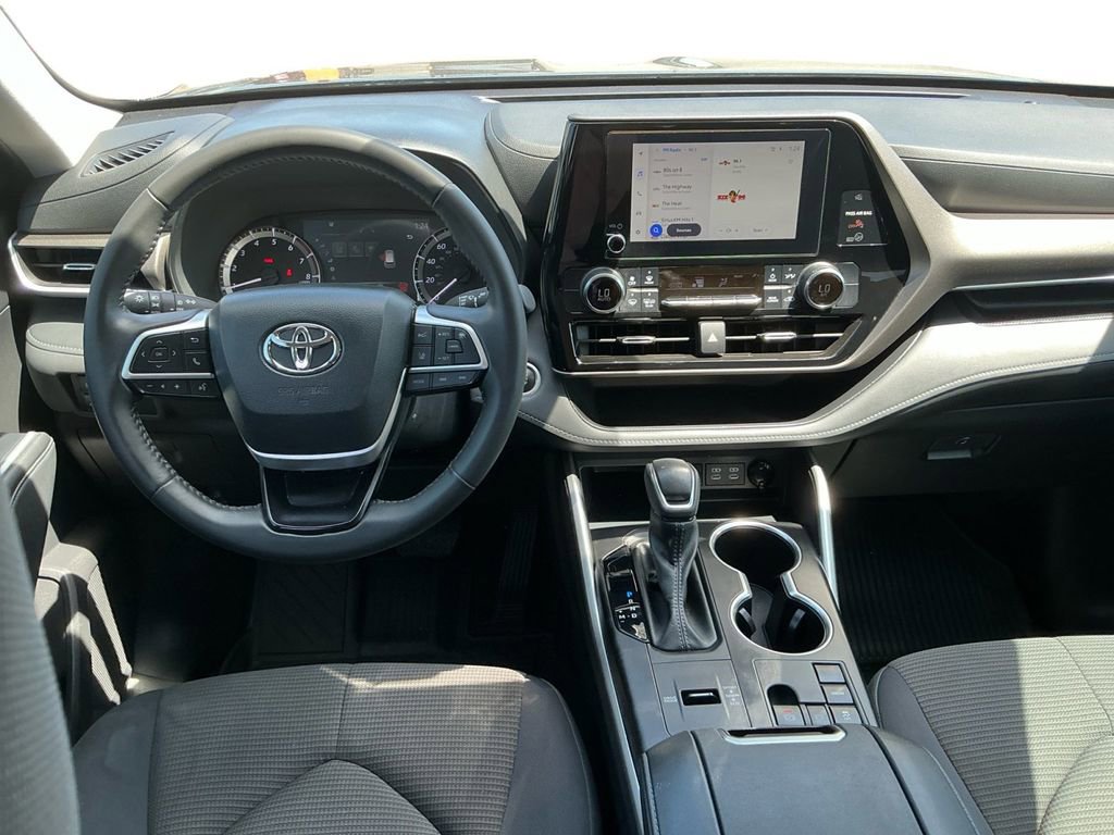 Used 2024 Toyota Highlander LE FWD image 17