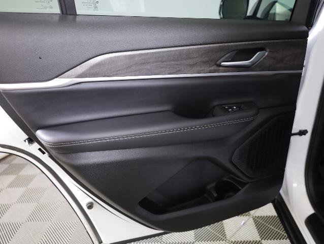 Used 2023 Jeep Grand Cherokee L Limited w/ Black Appearance Package AWD/4WD image 32