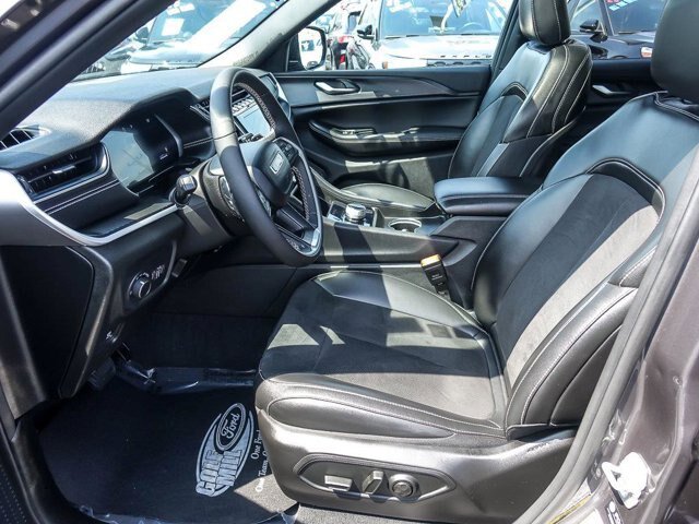 Used 2024 Jeep Grand Cherokee Altitude AWD/4WD image 13