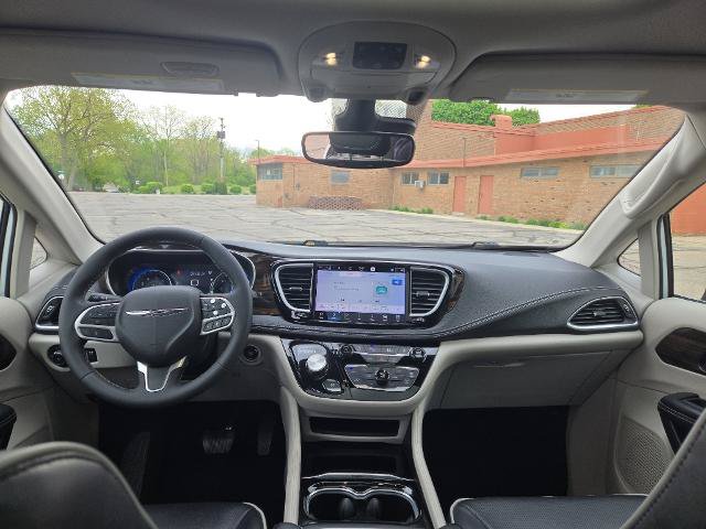 Used 2023 Chrysler Pacifica Limited AWD/4WD image 19