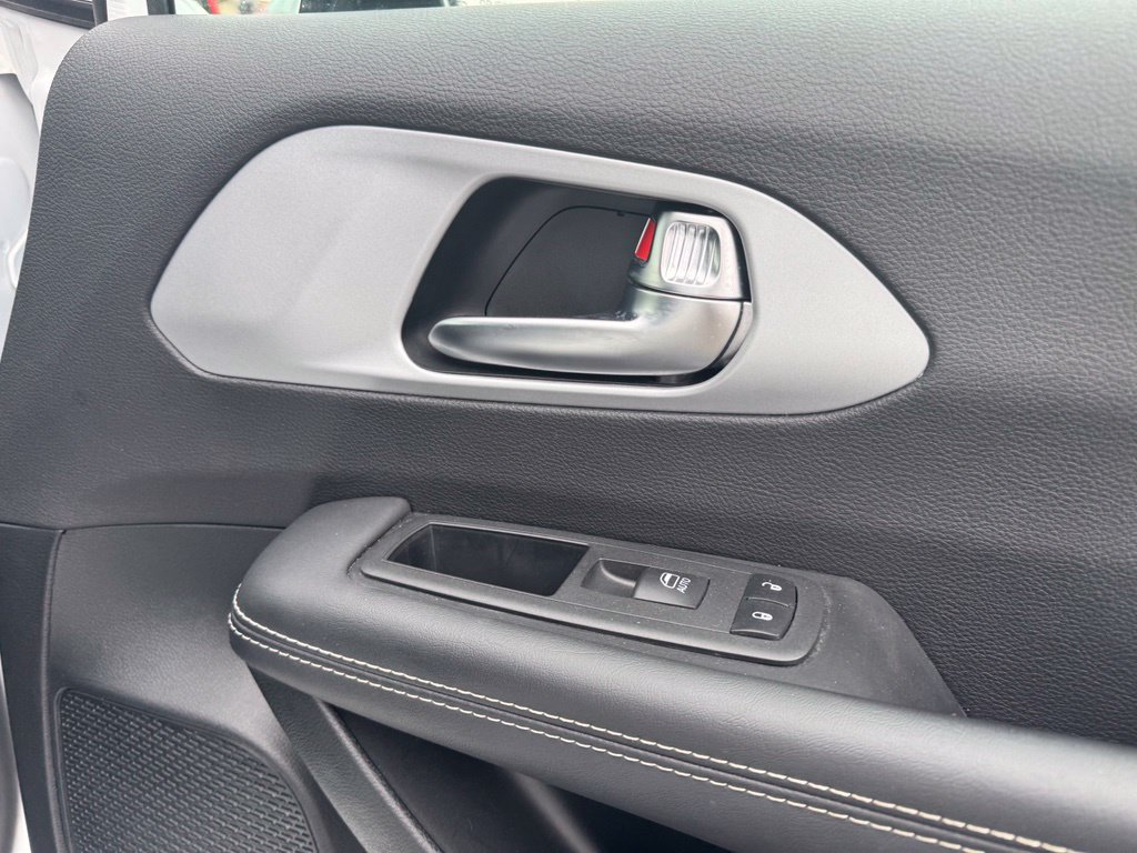 Used 2025 Chrysler Pacifica Limited FWD image 16