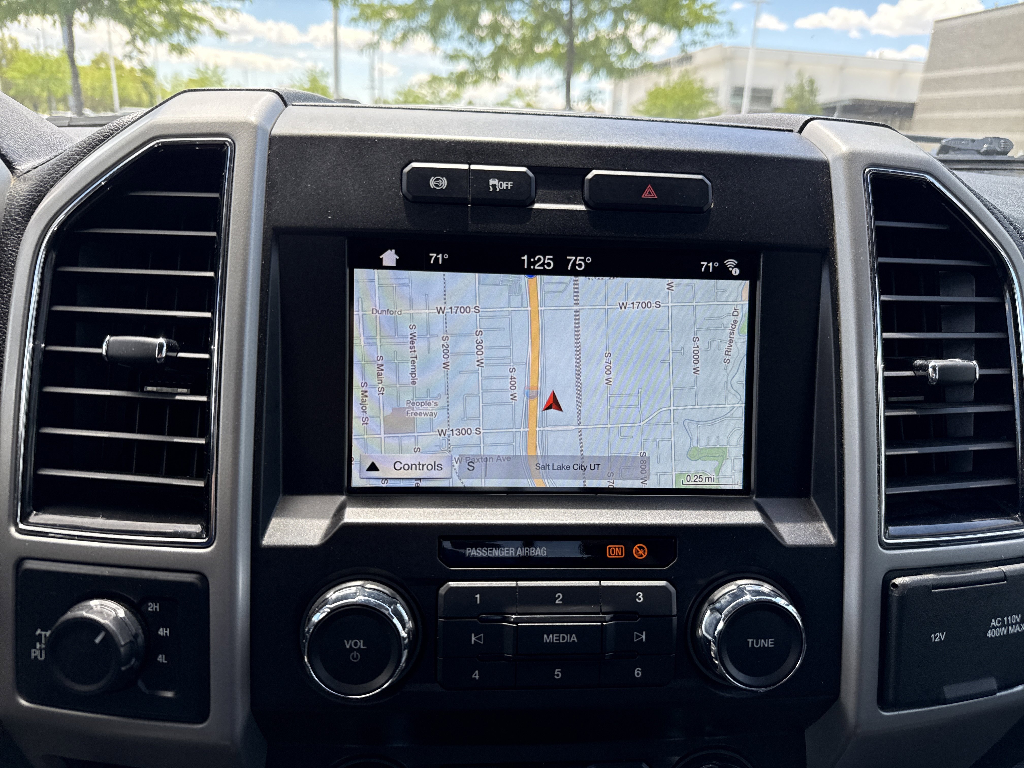Certified 2019 Ford F350 Lariat w/ Camper Package AWD/4WD image 17