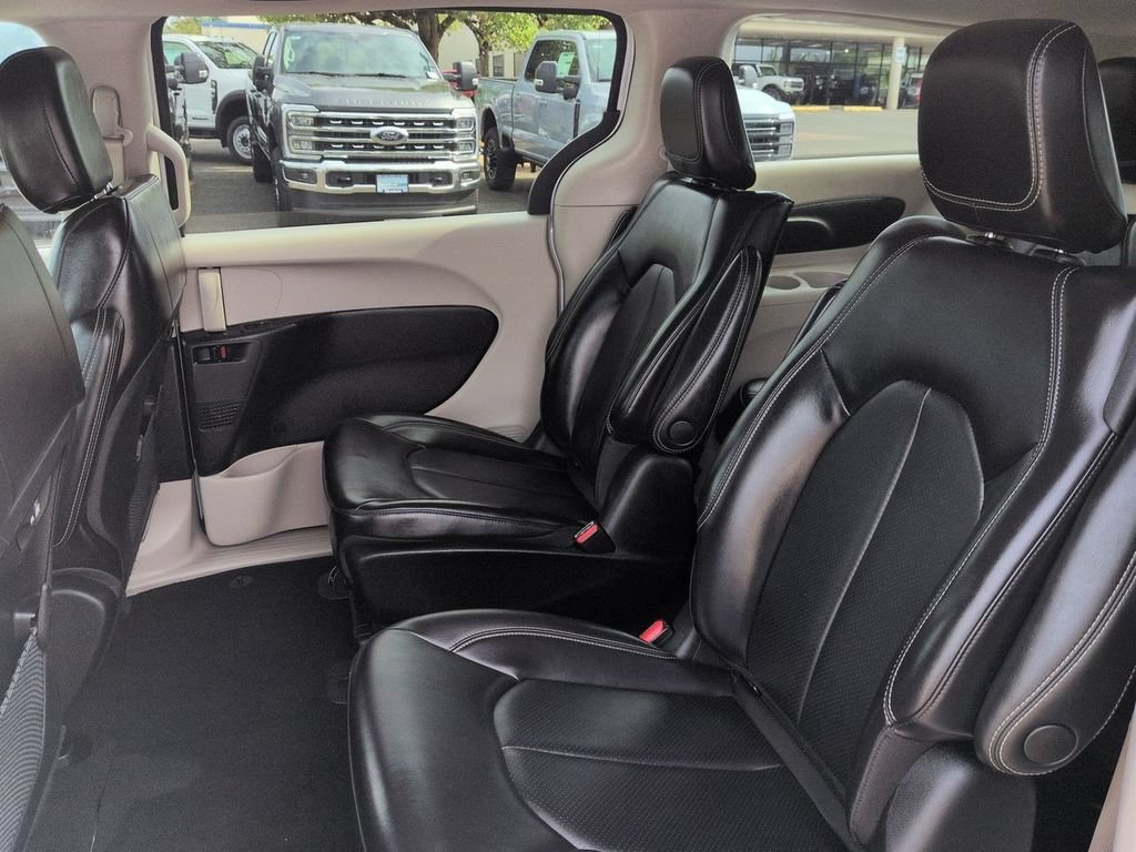 Used 2023 Chrysler Pacifica Touring-L FWD image 24