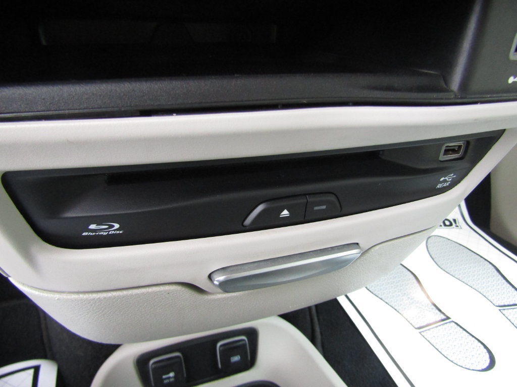 Used 2019 Chrysler Pacifica Limited w/ Tire & Wheel Group FWD image 19