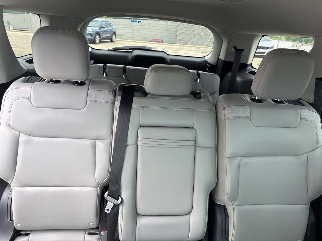 Certified 2025 Ford Explorer Active w/ Active Comfort Package AWD/4WD image 9