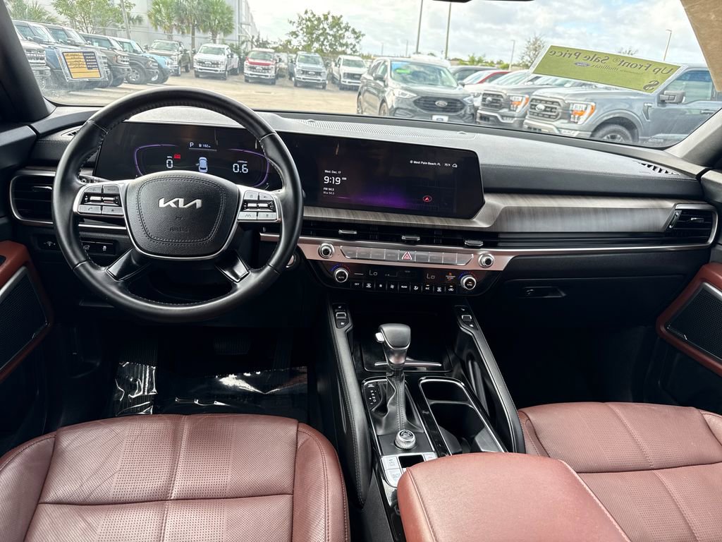 Used 2024 Kia Telluride EX w/ EX Captain's Chair Package image 5