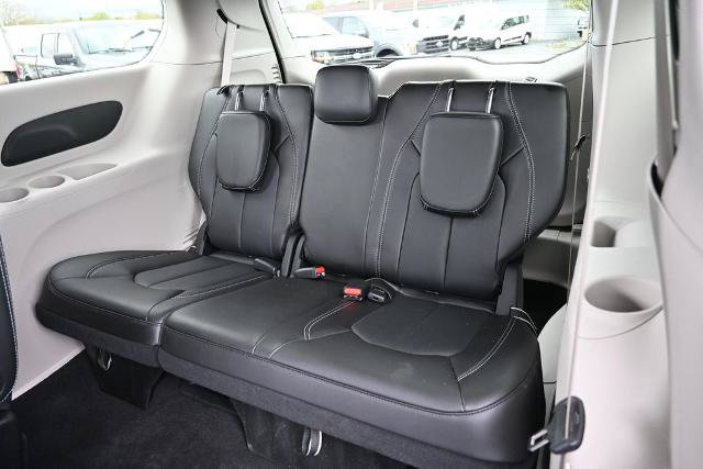Used 2024 Chrysler Pacifica Touring-L AWD/4WD image 27