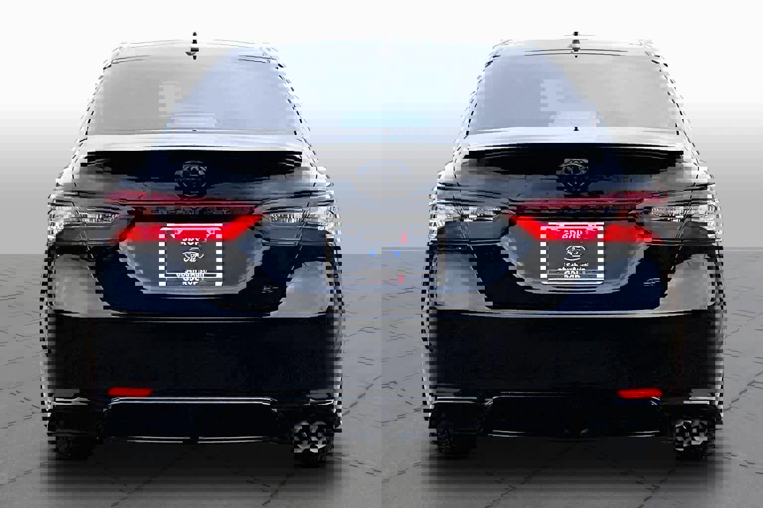 Used 2023 Toyota Camry SE FWD image 2