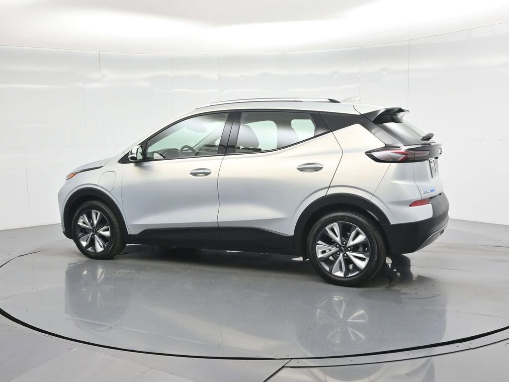 Used 2022 Chevrolet Bolt EUV LT w/ Convenience Package image 17