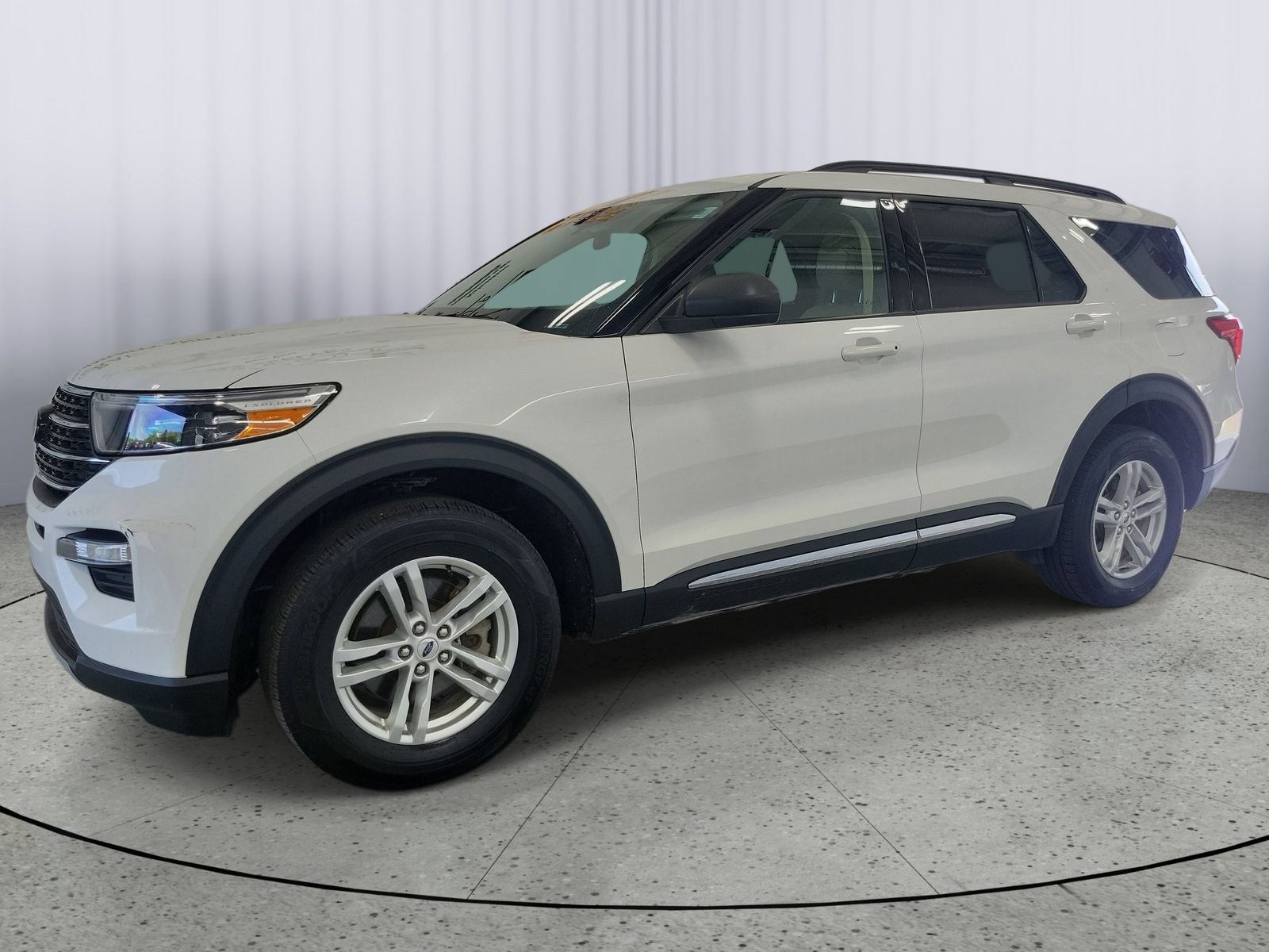 Certified 2022 Ford Explorer XLT w/ Equipment Group 202A AWD/4WD image 4