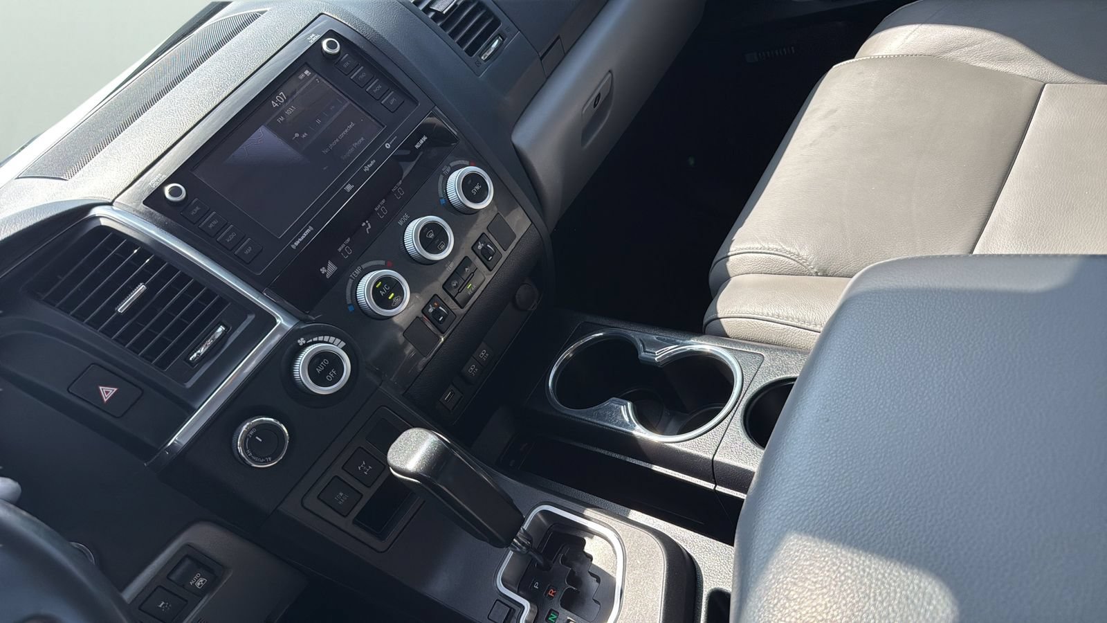 Used 2021 Toyota Sequoia Limited w/ Safety & Convenience Package AWD/4WD image 20